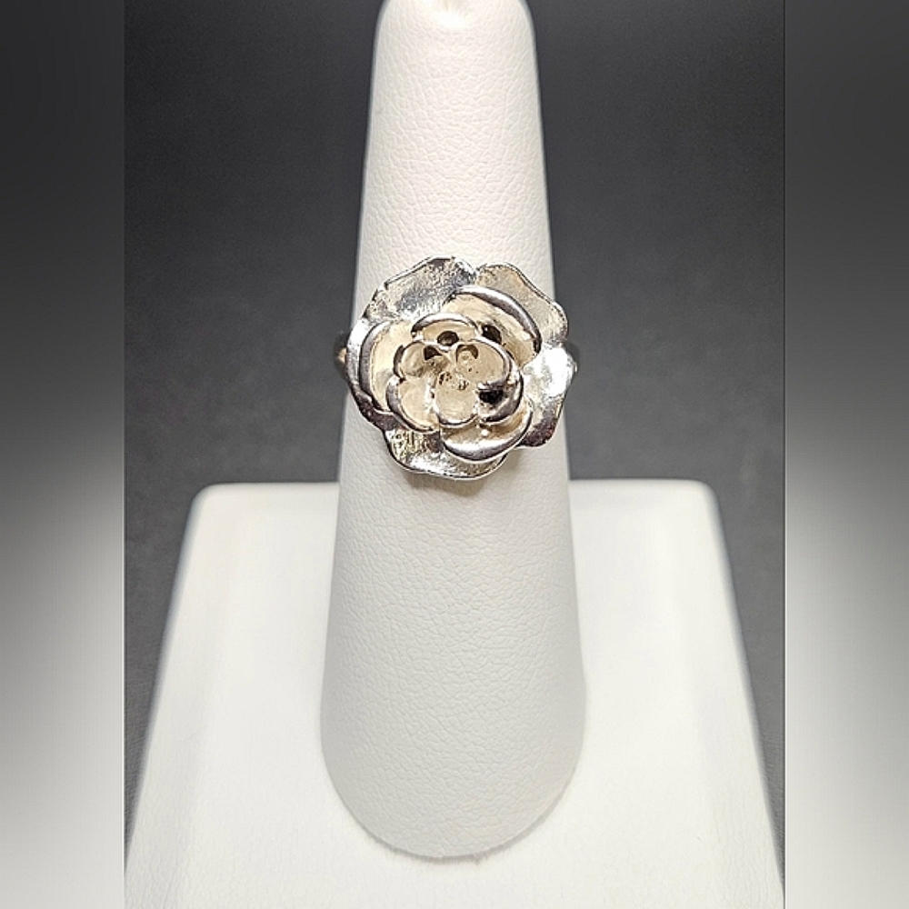 Sterling Silver Ring Marked 925 with a Metal Flower Size 7 - Picture 2 of 6